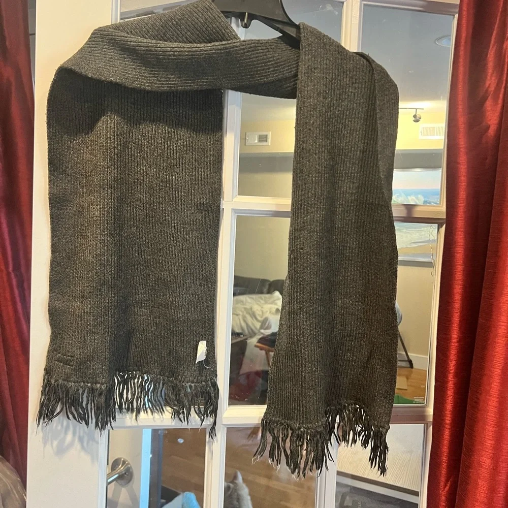 Elegant Gray Men's Scarf